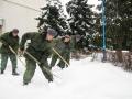 Помоћ Војске грађанима Србије у чишћењу снега